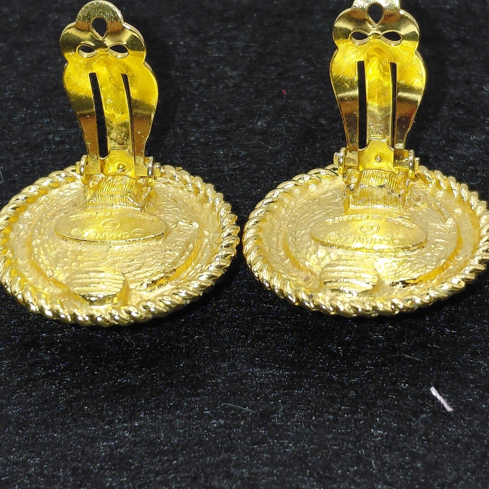 Chanel Vintage Gold Plated Gripoix (Glass) Clip Earrings 80s White - Picture 3 of 7